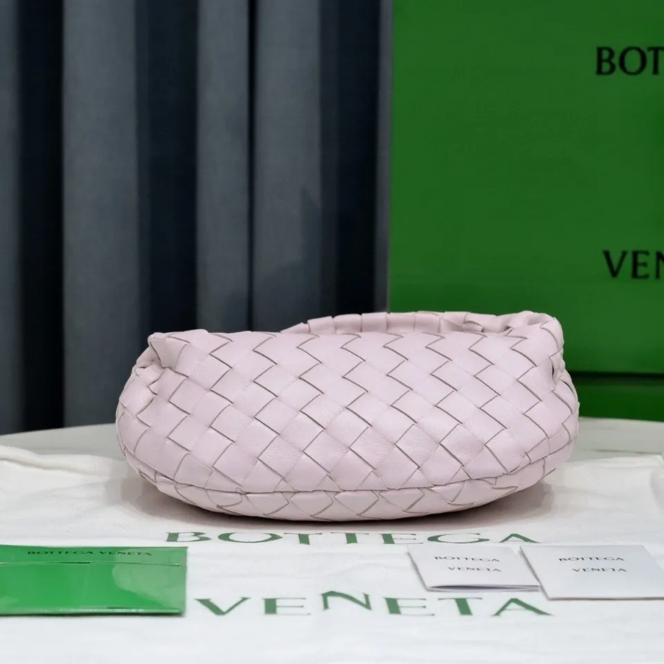 Batch 1120 BV Bottega Veneta's new early spring women's MINI JODIE handbag BV bag 🔥The new method is based on the original rounded corners, knotted with classic woven leather round hobo bag, The most iconic triangular pull-out design, using sheepskin draped soft shape, is super suitable for concave shapes~ Jodie feels really gentle to people, and is definitely the best item for daily matching. It has the same weave, new elements and twists, is compact and versatile, and is the new favorite of street style Internet celebrities! Dimensions: 23x28x8 Model: 6699-1